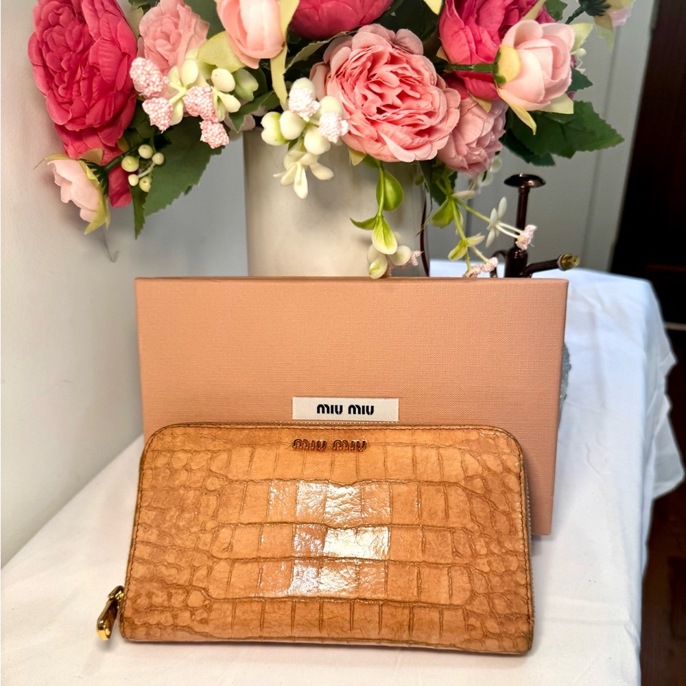 🐊Miu Miu Tan Crocodile-Embossed Women's Zippy Long Wallet🐊